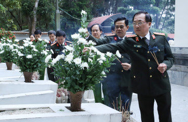 Thứ trưởng Nguyễn Văn Thành  dâng hương tại các địa chỉ đỏ Hà Tĩnh